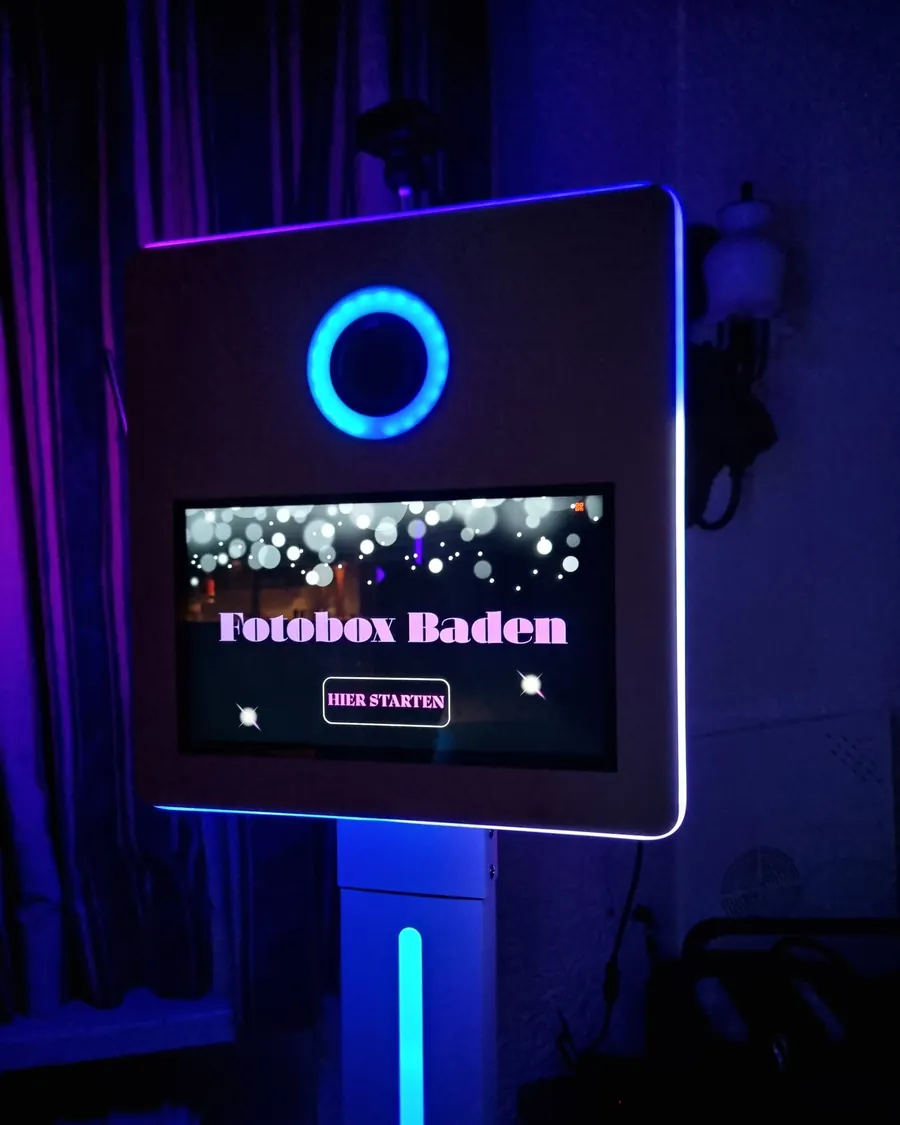 Nahaufnahme der Fotobox mit leuchtendem Kameraring und Touchscreen