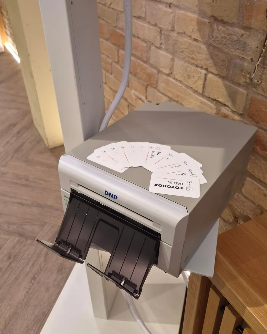 Der DNP-Fotodrucker an der Fotobox mit Fotobox-Baden-Karten