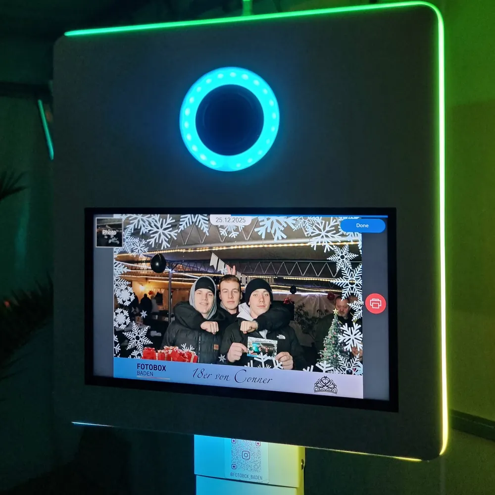 Touchscreen der Fotobox zeigt die Vorschau eines Fotos mit Schneeflocken-Overlay